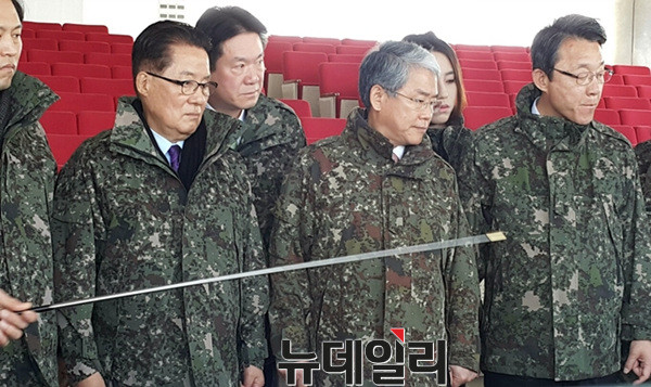 ▲ 국민의당 김동철 비상대책위원장과 박지원 원내대표 등 지도부는 12일 경기 파주 오두산 통일전망대를 관리하는 육군 9사단을 방문해 작전대비태세를 점검하고 장병들을 격려했다. ⓒ뉴데일리 DB