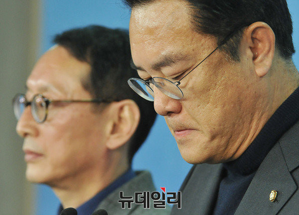 ▲ 새누리당 정진석 원내대표가 12일 오후 국회에서 전격적으로 원내대표 사퇴 기자회견을 하던 도중, 침통한 표정을 지으며 말을 잇지 못하고 있다. ⓒ뉴데일리 이종현 기자