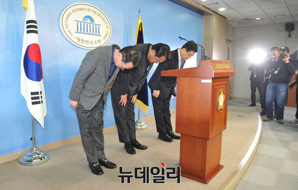 ▲ 새누리당 정진석 원내대표와 김광림 정책위의장, 김도읍 원내수석부대표가 12일 오후 국회에서 사퇴 기자회견을 한 뒤 고개를 깊이 숙여 마지막 인사를 하고 있다. ⓒ뉴데일리 이종현 기자