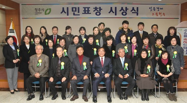 ▲ 충북 청주시가 12일 ‘12월의 시민표창’ 대상자 67명에게 표창장과 감사패를 수여했다.ⓒ청주시