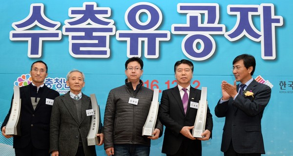 ▲ 안희정 충남도지사가 12일 도청에서 수출 유공자들에게 수출탑을 전달한 뒤 박수를 치고 있다.ⓒ충남도