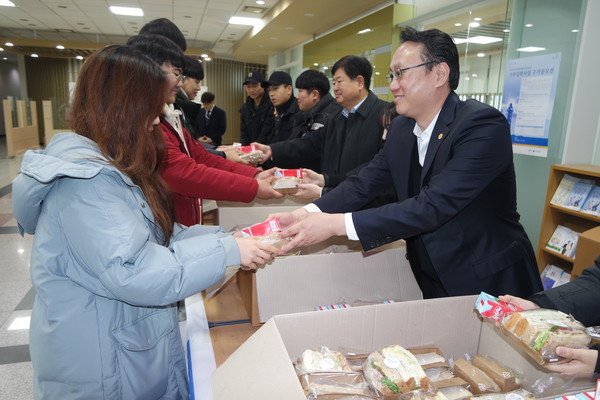 ▲ 서원대학교 손석민 총장이 학생들에게 간식을 나눠주고 있다.ⓒ서원대학교