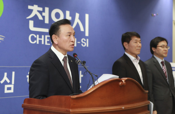 ▲ 구본영 천안시장이 12일 천안제2일반산업단지가 혁신산업단지공모사업에 선정됐다고 발표하고 있다.ⓒ천안시