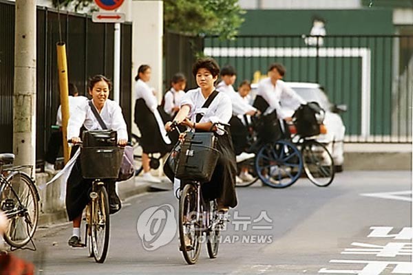 ▲ 日지자체들이 북한으로부터 자금을 지원받는 조총련계 학교에 대한 지원금 교부를 중단하고 있다. 사진은 조총련이 운영하는 '조선학교'에서 하교하는 학생들. ⓒ연합뉴스. 무단전재 및 재배포 금지.