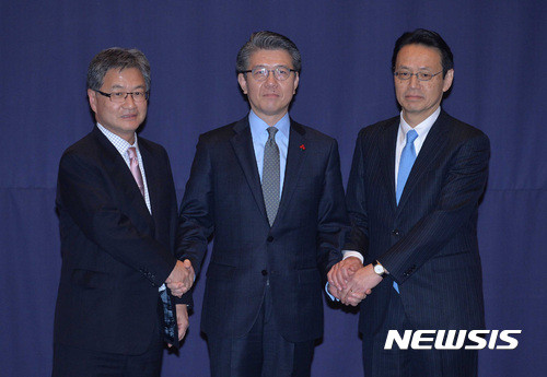 ▲ 북한의 핵문제를 해결하기 위해 한·미·일 6자회담 수석대표들이 한 자리에 모인다. 유엔 안보리의 신규 대북제재 결의 2321호와 한·미·일 3국이 발표한 대북 추가 독자제재 조치 등과 관련해 효과적인 이행 방안이 논의될 것으로 보인다. 사진은 13일 오전 서울 롯데호텔에서 열린 한미일 6자회담 수석대표 협의회에 참석한 (왼쪽부터)조셉 윤 미국 국무부 대북정책 특별대표, 김홍균 외교부 한반도 평화교섭본부장, 가나스기 겐지 일본 외무성 아시아대양주 국장이 포토타임을 갖고 있다.ⓒ뉴시스. 무단전재 및 재배포 금지.