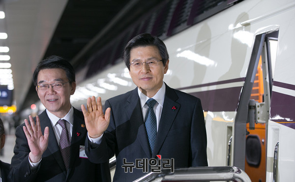 ▲ 황교안 대통령 권한대행(오른쪽)ⓒ뉴데일리DB