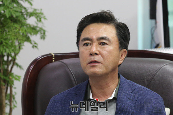 ▲ 새누리당 김태흠 의원이 13일 라디오에 출연해 "이정현 대표도 최순실의 존재를 몰랐다"면서 "목표지향점을 함께 잡고 가야한다"고 말했다. ⓒ뉴데일리 이종현 기자