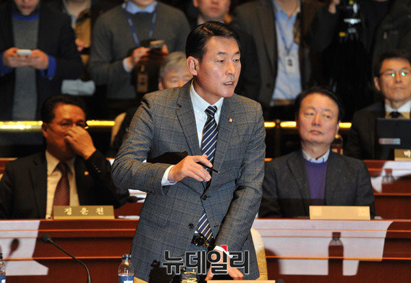 ▲ 새누리당 비박계의 임시 지도부인 비상시국회의의 대변인 격을 맡고 있는 황영철 의원. ⓒ뉴데일리 이종현 기자