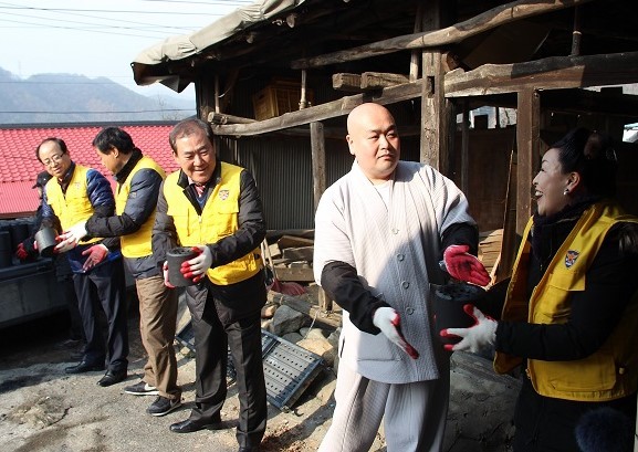 ▲ 단양경찰발전위원회 회원들이 어려운 이웃에 연탄을 전달하고 있다.ⓒ단양경찰서