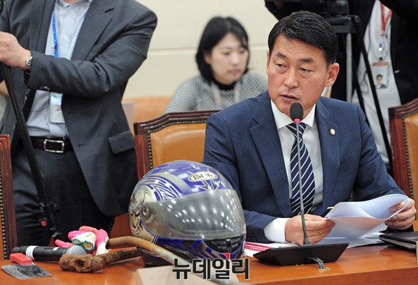 ▲ 새누리당 황영철 의원이 13일 비상시국회의 직후 취재진과 만나 일각에서 제기되는 '탈당 주저설'을 반박했다. ⓒ뉴데일리 공준표 기자