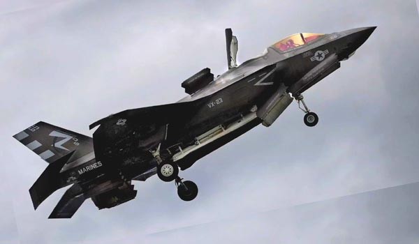 ▲ 美록히드마틴이 개발한 F-35전투기 가운데 해병대용 F-35B의 수직이착륙 시험장면. 영국군도 도입할 예정이다. ⓒ유튜브 화면캡쳐