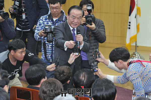 ▲ 새누리당 서청원 의원. 그는 13일 혁신과 통합 보수연합 출범식에 참석해 "배신의 정치는 보수에 더 이상 있어서는 안 된다"고 주장했다. ⓒ뉴데일리 이종현 기자