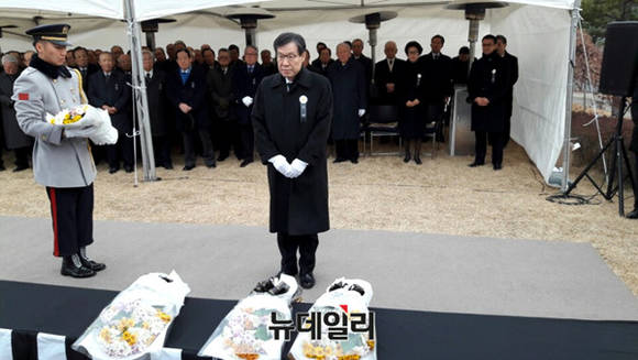 ▲ 권오준 포스코 회장이 박태준 명예회장 5주기 추도식에 참석한 모습.ⓒ뉴데일리