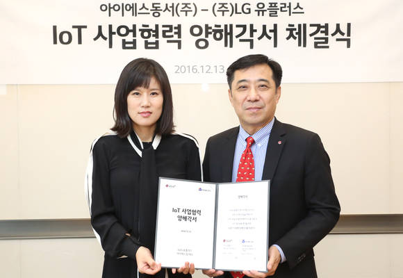 ▲ LG유플러스 IoT서비스부문 안성준 전무(오른쪽)와 아이에스동서 INUS사업부문 권지혜 전무(왼쪽)가 IoT 기술을 적용한 스마트 욕실개발을 위한 업무협약 체결 후 기념촬영을 하고 있다. ⓒ LG유플러스