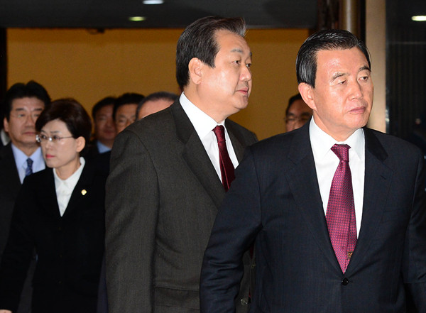 ▲ 새누리당 김무성 전 대표(왼쪽)와 홍문표 의원(오른쪽). 사진은 지난 9일 박근혜 대통령 탄핵안 표결일 당시 사진이다. ⓒ뉴시스 DB