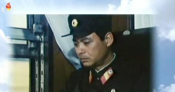 최근 김정은이 염소 사육을 적극적으로 독려하고 있으나, 북한 군인들은 현실성이 떨어진다는 이유로 이를 따르지 않고 있는 것으로 알려졌다. 사진은 북한 인민군.ⓒ北선전매체 영상캡쳐