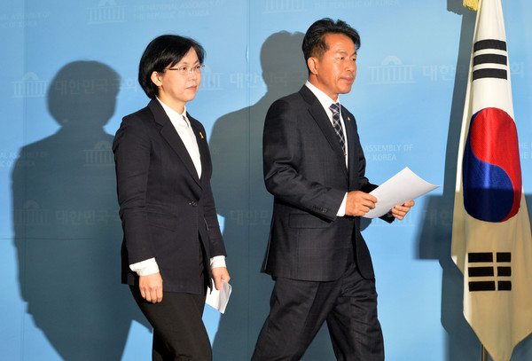 ▲ 전 통합진보당 이정희 대표와 울산 북구출신 윤종오 의원이 5일 오전 서울 여의도 국회 정론관에서 통합진보당 강제해산 청와대 개입 진상 규명 촉구 기자회견을 위해 정론관으로 들어서고 있다.ⓒ뉴시스