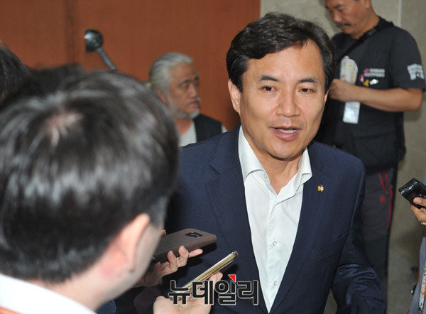 ▲ 새누리당 김진태 의원이 14일 의원총회에서 "대한민국 보수는 김정은 폭압정권을 주적으로 여기고 싸우는 사람들"이라며 "부역자 소리가 나오는데, 친박이 나라를 팔아먹지는 않았다"고 잘라말했다. ⓒ뉴데일리 이종현 기자