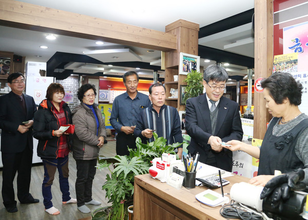 ▲ 충주시가 13일 저녁 ‘각자내기의 날’ 행사를 가졌다.ⓒ충주시