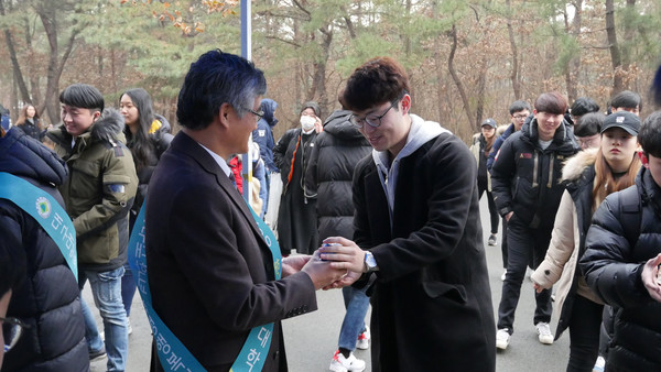 ▲ ‘차 한 잔의 여유 행사’에서 홍덕률 총장이 학생들에게 간식을 나눠주고 있다.ⓒ대구대 제공