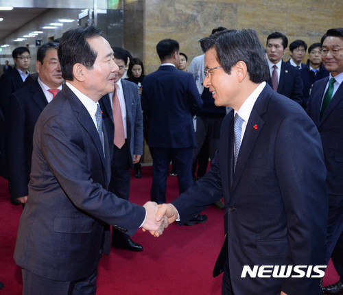 ▲ 황교안 대통령 권한대행이 14일 오후 서울 여의도 국회를 방문, 정세균 국회의장과 악수하고 있다. ⓒ뉴시스