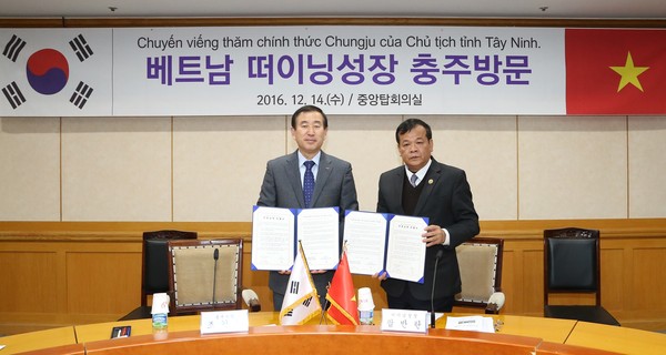 ▲ 조길형 충주시장(왼쪽)과 베트남 떠이닝성장.ⓒ충주시