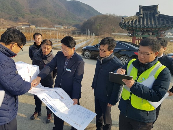 ▲ 박덕흠 의원실 비서관과 교통안전공단 관계자들이 13일 충북 동남 4군 교통 위험지역 현장진단을 실시했다.ⓒ박덕흠 의원 사무실