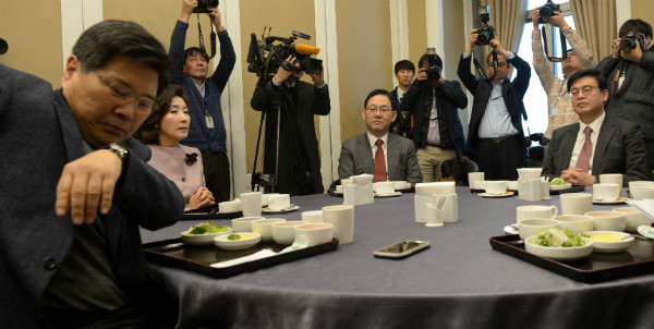 ▲ 오는 16일 치러질 새누리당 원내대표 경선에 출마를 선언한 나경원 의원(왼쪽 두 번째)과 정우택 의원(오른쪽 끝). ⓒ뉴시스 사진DB