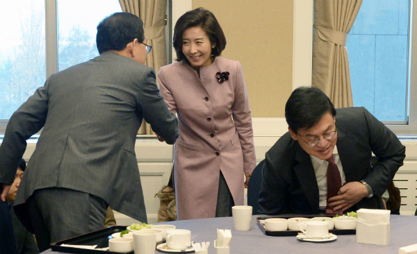 ▲ 오는 16일 치러질 새누리당 원내대표 경선에 출사표를 던진 나경원 의원(사진 가운데)과 정우택 의원(오른쪽). ⓒ뉴시스 사진DB