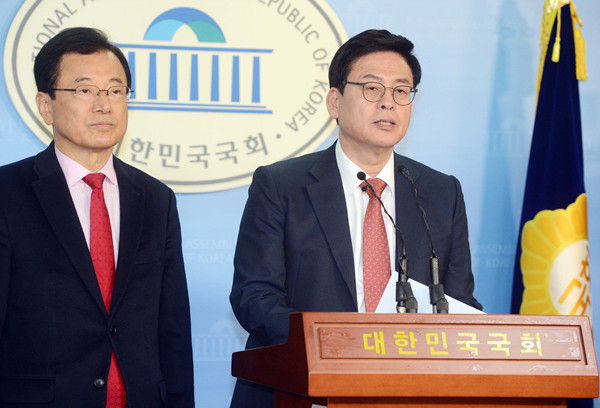 ▲ 새누리당 정우택 원내대표 후보와 이현재 정책위의장 후보. 두 사람은 친박계의 지지를 받아 후보로 출마했다. ⓒ뉴시스 DB