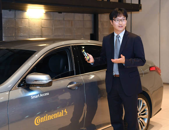 ▲ 콘티넨탈 오토모티브 시스템의 바디전장 사업부 최원준 과장이 콘티넨탈 스마트 액세스 기술을 시연하고 있다.ⓒ콘티넨탈코리아