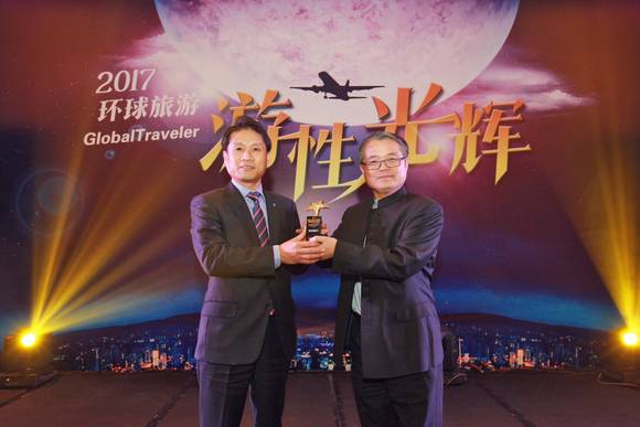 ▲ 아시아나항공 주성삼 중국지역본부 여객마케팅팀장(왼쪽), 환구시보 차이위민 사장(오른쪽)이 기념촬영을 하고 있다.ⓒ아시아나항공