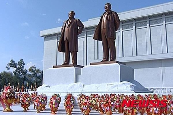 ▲ 北선전매체가 한국의 탈북자들을 향해 "최고존엄 동상을 타격하려 한다"고 생트집을 잡자 탈북자 단체들이 "또 도발하면 그 말대로 해주겠다"고 경고했다. 사진은 2015년 9월 북한 혜산시에 새로 건설한 김일성·김정일 부자 동상. ⓒ뉴시스. 무단전재 및 재배포 금지.