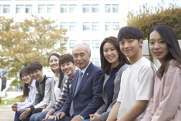 ▲ 평소 학생들과 늘 소통하는 정성봉 총장.ⓒ청주대학교