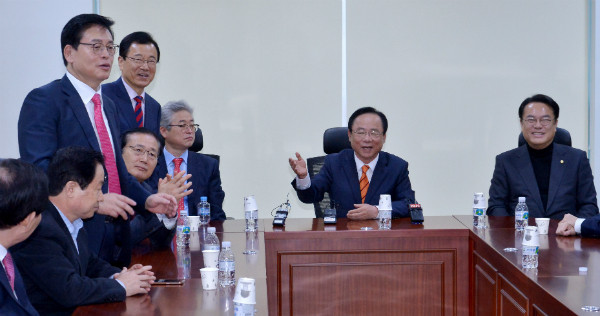 ▲ 새누리당 정우택 원내대표~이현재 정책위의장 후보가 15일 오전 의원회관에서 열린 당내 중도·중립 성향 의원 회동에 참석해 회동 주최자인 이주영 의원의 소개를 받으며 인사말을 하고 있다. ⓒ뉴시스 사진DB