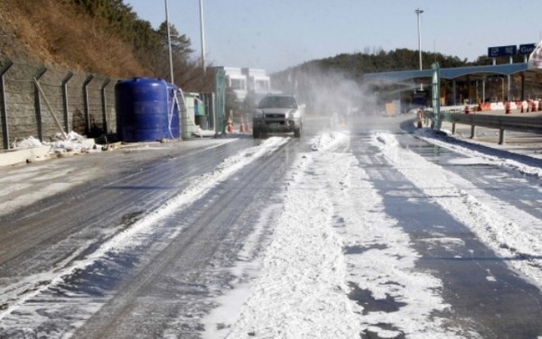 ▲ 국민안전처는 영하의 온도로 빙판길 낙상 위험이 증가하고 있다며 보행자의 주의를 당부했다. ⓒ뉴데일리 DB