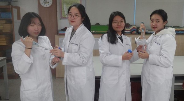 ▲ ‘제14회 국제 바이오·의과학 실험경연대회’에서 최우수상과 우수상을 휩쓴 충북여고 학생들.ⓒ충북교육청