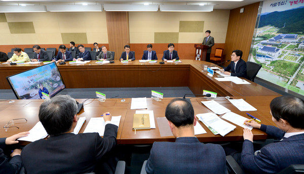 ▲ 경북도는 15일 국정위기 속에 도민 불안해소를 위해 지역안정대책 마련을 위한 시군 부단체장 영상회의를 개최했다.ⓒ경북도 제공