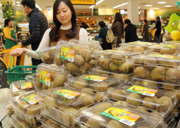 ▲ 이마트에서 고객이 키위를 구매하고 있다. ⓒ이마트