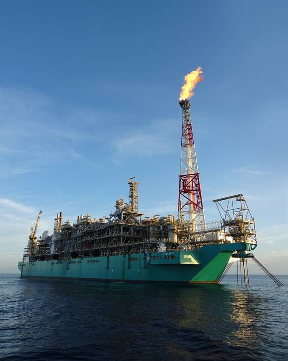 ▲ 대우조선해양이 건조한 세계 최초 FLNG가 말레이시아 사라와크주에서 180Km 떨어진 카노윗 해상 가스전에서 첫 LNG 생산에 성공했다.ⓒ대우조선해양