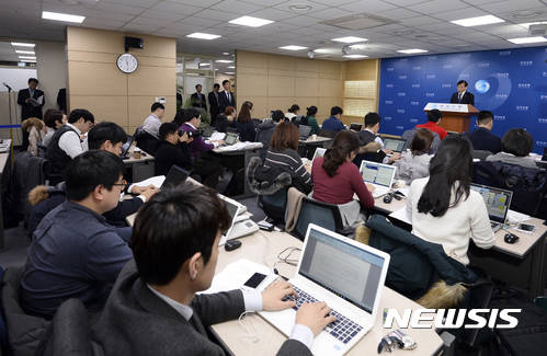 ▲ 이주열 한국은행 총재가 15일 서울 중구 한국은행 기자실에서 12월 통화정책방향 기자간담회를 하고 있다. ⓒ 뉴시스