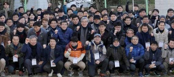 ▲ 현대상선 부산 근무 육·해상직원 100여명이 '노사화합 및 안전운항 결의대회'를 15일 가졌다. 유창근 사장(두번째줄 가운데)이 임직원들과 부산 태종대에서 화이팅 포즈를 취하고 있다.ⓒ현대상선