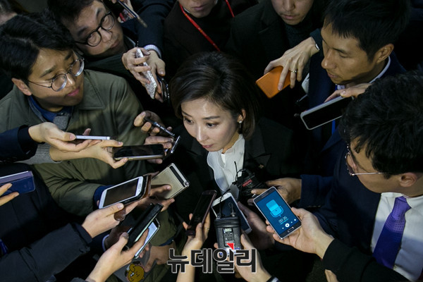 ▲ 새누리당 신임 원내대표 경선에서 탈락한 나경원 의원이 16일 오전 국회에서 열린 의원총회를 마친 뒤 총회장을 나서며 취재진에게 질문에 답하고 있다.ⓒ 뉴데일리 이종현 기자