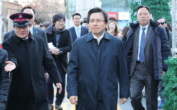 ▲ 황교안 대통령 권한대행 국무총리가 15일 오후 구세군 성금을 을 내기 위해 서울 명동 거리에 설치된 구세군 자선냄비로 향하고 있다.ⓒ뉴시스