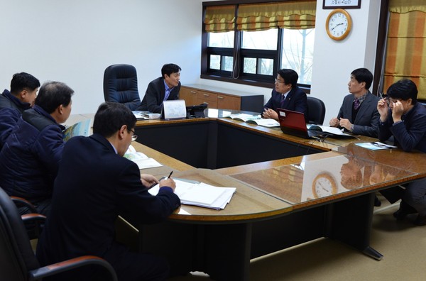 ▲ 이근규 시장(오른쪽 세번째)이 충남 아산 반도체 제조사를 방문해 투자 설명을 하고 있다.ⓒ제천시