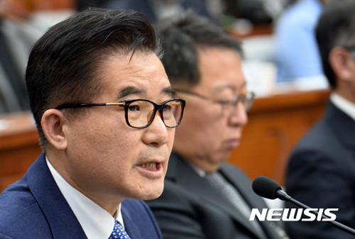 ▲ 조한규 전 세계일보 사장이 15일 오전 서울 여의도 국회에서 열린 박근혜 정부의 최순실 등 민간인에 의한 국정농단 의혹 사건 진상 규명을 위한 국회 국정조사특별위원회 4차 청문회에 출석해 답변하고 있다. ⓒ뉴시스