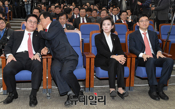 ▲ 새누리당 원내대표 경선이 치러진 16일 의원총회에서 이현재 정책위의장 후보가 정우택 원내대표 후보에게 귓속말을 건네고 있다. ⓒ뉴데일리 이종현 기자