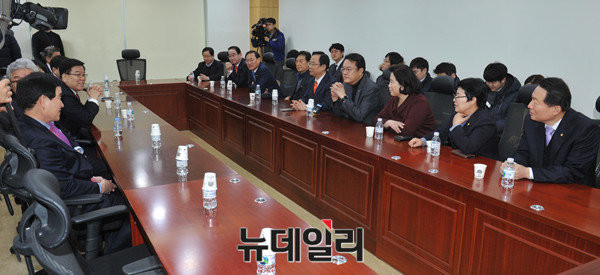 ▲ 새누리당 이주영 의원과 정진석 전 원내대표·김광림 전 정책위의장 등 중립·중도 성향 의원 17명이 원내대표 경선 직전인 16일 오전 의원회관에서 모여 회동을 하고 있다. ⓒ뉴데일리 이종현 기자