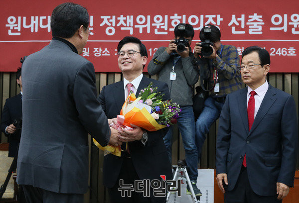 ▲ 새누리당 정우택 원내대표가 16일 오전 치러진 원내대표 경선에서 승리한 직후, 정진석 전 원내대표로부터 축하의 꽃다발을 받고 있다. ⓒ뉴데일리 이종현 기자