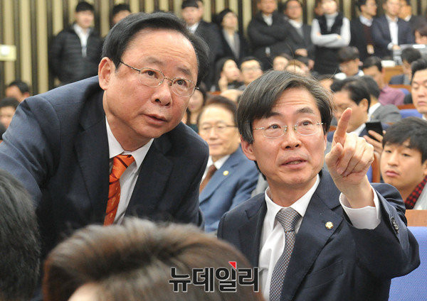 ▲ 새누리당의 중립·중도 성향 의원들을 대표하는 5선 중진 이주영 의원이 16일 원내대표 경선에 앞서 마지막으로 합의추대를 호소하는 내용의 의사진행발언을 하는 문제를 둘러싸고 조경태 선거관리위원장과 의견을 조율하고 있다. ⓒ뉴데일리 이종현 기자